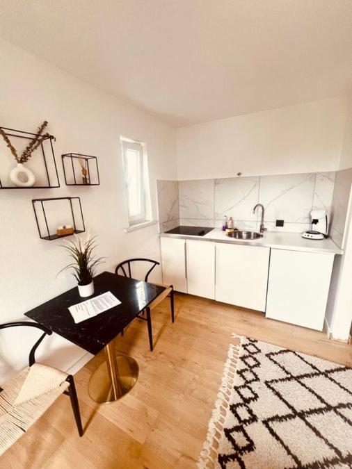 Ferienwohnung An Der Uniklinik Mit Eigener Kueche Und Renoviertem Badezimmer Homburg  Exterior foto