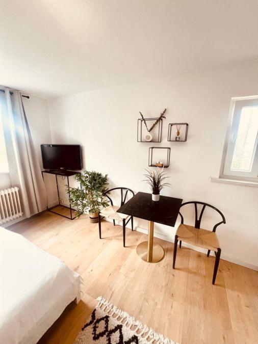 Ferienwohnung An Der Uniklinik Mit Eigener Kueche Und Renoviertem Badezimmer Homburg  Exterior foto