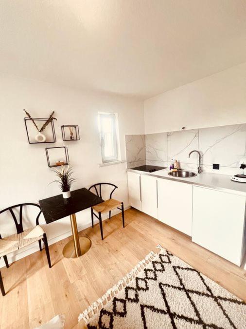 Ferienwohnung An Der Uniklinik Mit Eigener Kueche Und Renoviertem Badezimmer Homburg  Exterior foto