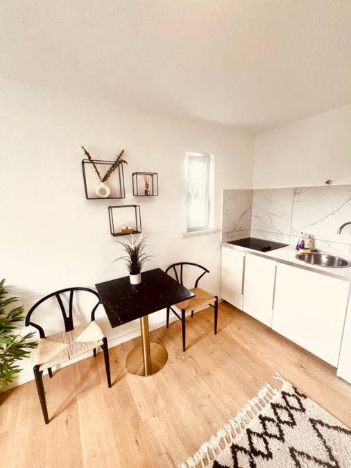 Ferienwohnung An Der Uniklinik Mit Eigener Kueche Und Renoviertem Badezimmer Homburg  Exterior foto